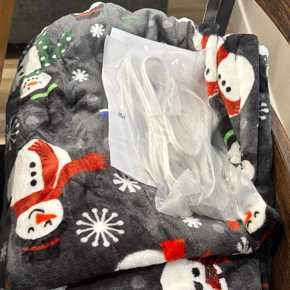 Cozy Snowman Electric Holiday Blanket - Gray and White